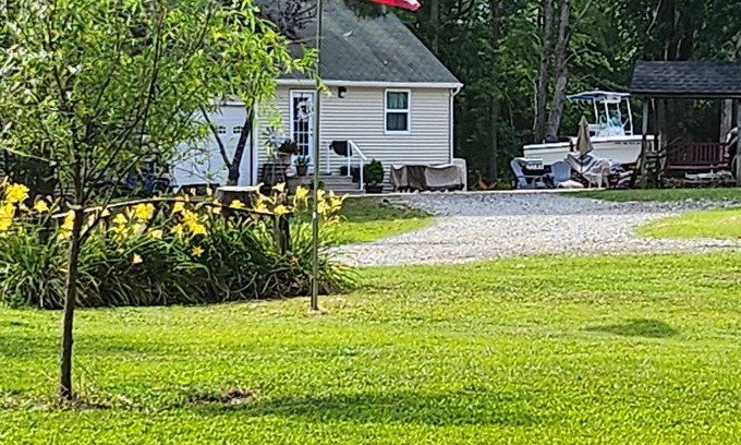 Allen House | Cozy Guest House on 15 acres, with plenty of parking!