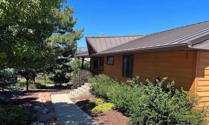 Huntsville House | Cozy Hilltop Hideaway over looking Pinevew