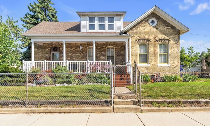 Racine House | Cozy, historic Cream City brick, "Workers Cottage" 2 blocks from Lake Michigan.