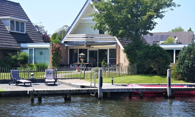 Uitwellingerga Villa | Cozy holiday home for 9 people on the water side in Uitwellingerga