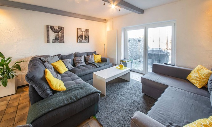 La Reid House | Cozy holiday home in La Reid with a whirlpool
