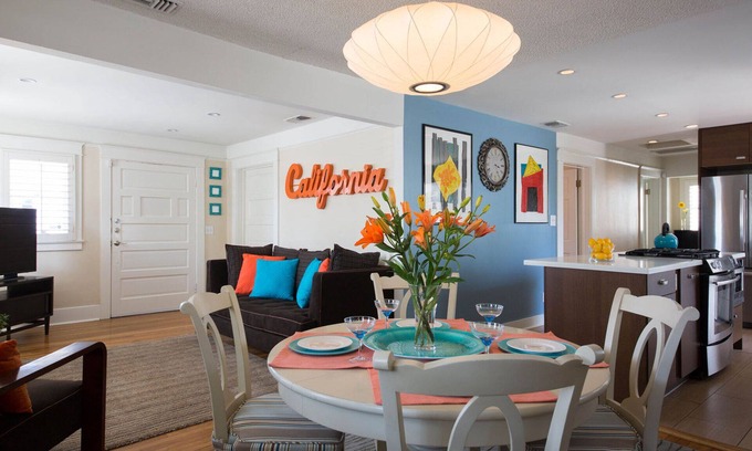 Wilshire House | Cozy Hollywood House ★ Central Los Angeles Location ★ 2 Car Parking