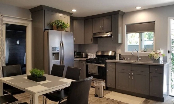 Sherwood Forest and Thistle Development House | COZY HOME 8 MINUTES to Disneyland, close Little Saigon,Beach