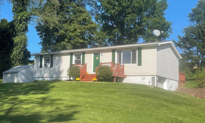 Town of Copake House | Cozy home close to Catamount, State Parks and the Harlem Valley Rail Trail.