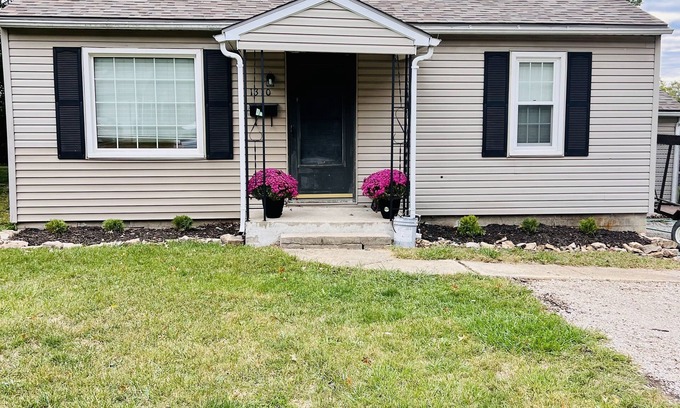 Chillicothe House | Cozy home close to park and YMCA. Kid & Pet Friendly - fenced in backyard.