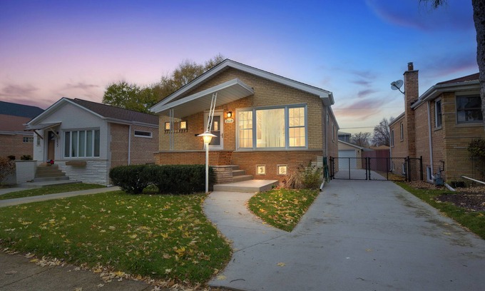 Evergreen Park House | Cozy Home, Extended Stay, near Chicago & Hospitals