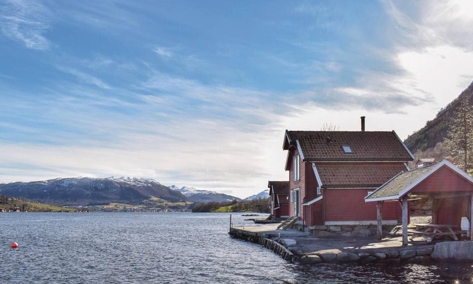 Vindafjord House | Cozy home in ølensvåg with WiFi
