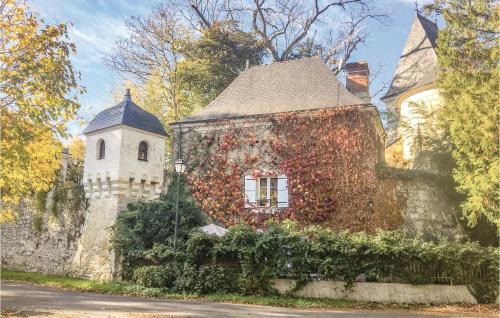Gennes House | Cozy Home In Gennes With Kitchen