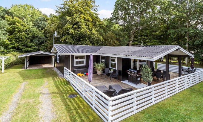 Fjellerup Strand House | Cozy home in Glesborg with WiFi