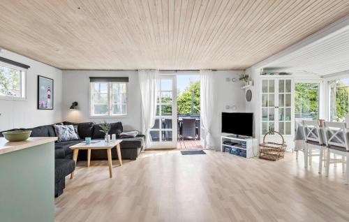 Nørre Hurup House | Cozy Home In Hadsund With Kitchen