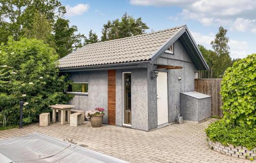 Kolboda House | Cozy Home In Hagby With Kitchen