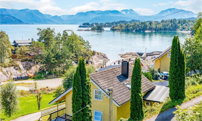 Hatlestrand House | Cozy Home In Hatlestrand With Sauna
