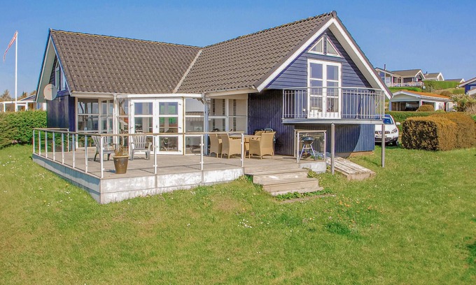 Hejlsminde Strand House | Cozy home in Hejls with house sea view