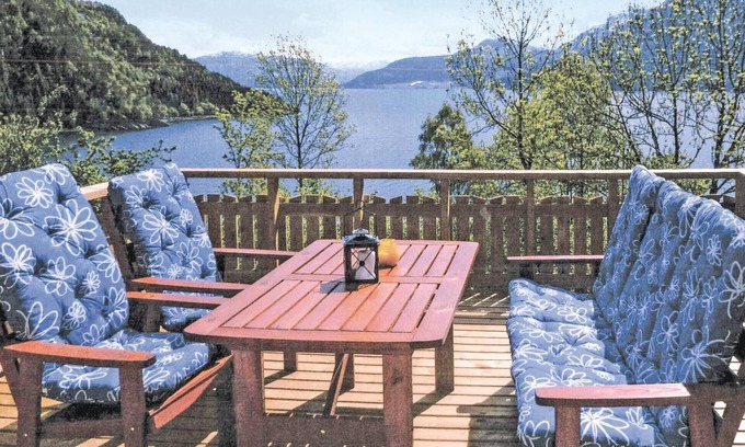 Torheim House | Cozy home in Nordfjordeid with kitchen