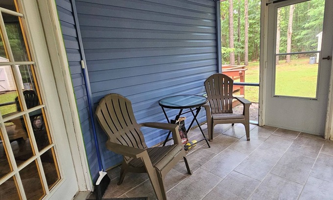 Griffin House | Cozy home in quiet Griffin neighborhood! 5 mins from restaurants and shopping.