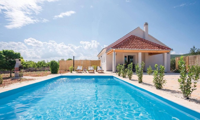 Sibenik House | Cozy home in Radonic with WiFi