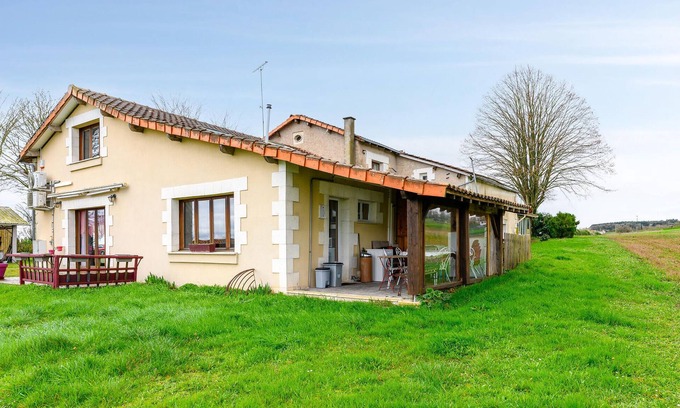 Scorbe-Clairvaux House | Cozy home in Scorbé-Clairvaux with WiFi