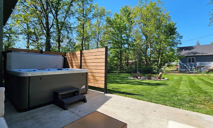 Holland House | Cozy Home Near DOWNTOWN w/HOT TUB, Fire Pit, Bikes, King Bed, and Full Kitchen