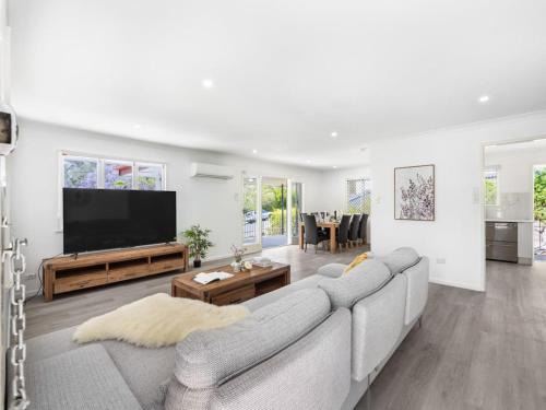 Indooroopilly House | Cozy Home Prime Spot and Near Shops