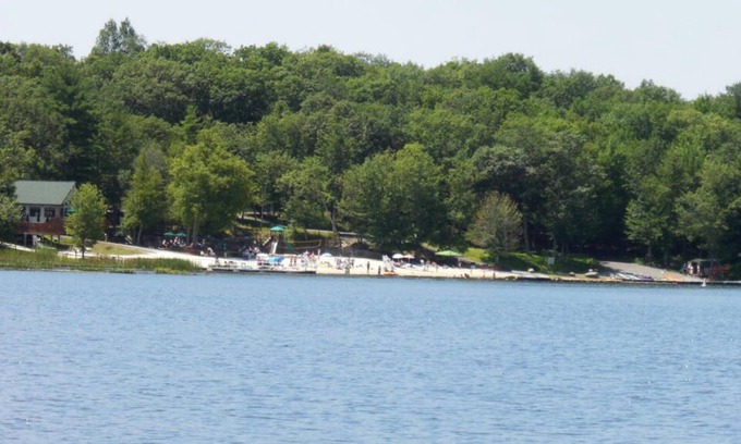 Rowland House | COZY HOME SNUGGLED BETWEEN THE MOUNTAINS AND LAKE