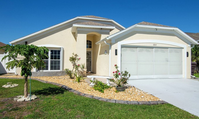 Lakeside Estates House | Cozy home steps from Theme Parks & Coast!