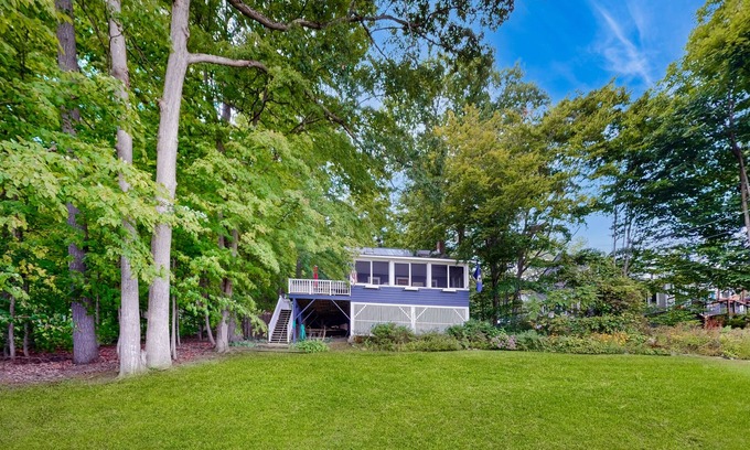 Castleton House | Cozy home with lake front property, views, bbq, dock, kayak, wifi, TV, w/d