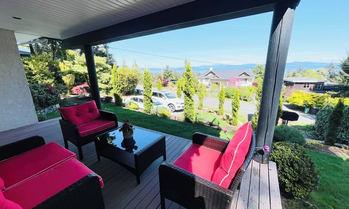 Cordova Bay House | Cozy home with ocean view