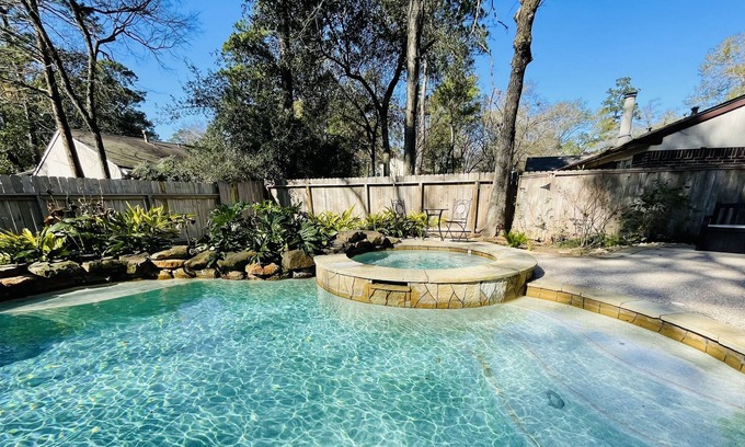 Grogan's Mill House | Cozy Home with Pool / Hot Tub in The Woodlands