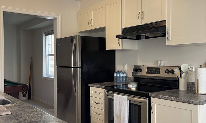Ottawa Division House | Cozy home with pool table in ottawa