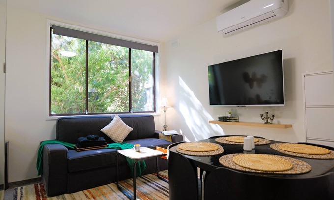 Albion Apartment | Cozy Hommee Stay Near CBD & Airport | Free Parking & Self Check-In