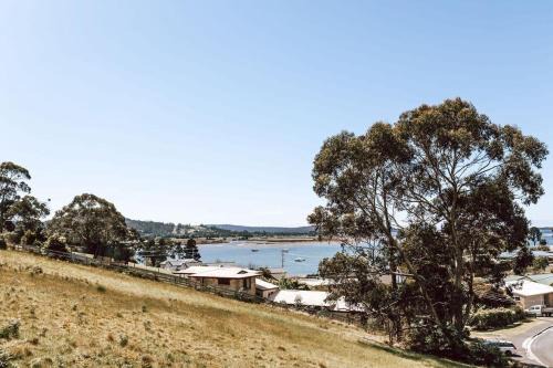 St Helens House | Cozy House Close to Town with Views of the Bay