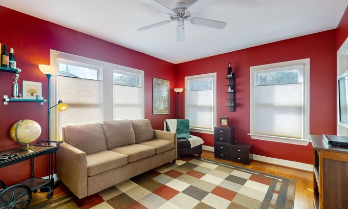 Boulevard Oaks House | Cozy house in central Houston with living room, WIFI and balcony