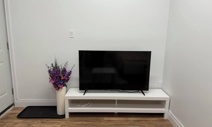 Oakridge House | Cozy house in charming Toronto with WiFi, AC