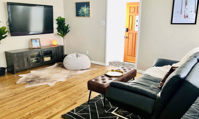 Lake Balboa House | Cozy House in the Heart of the Valley