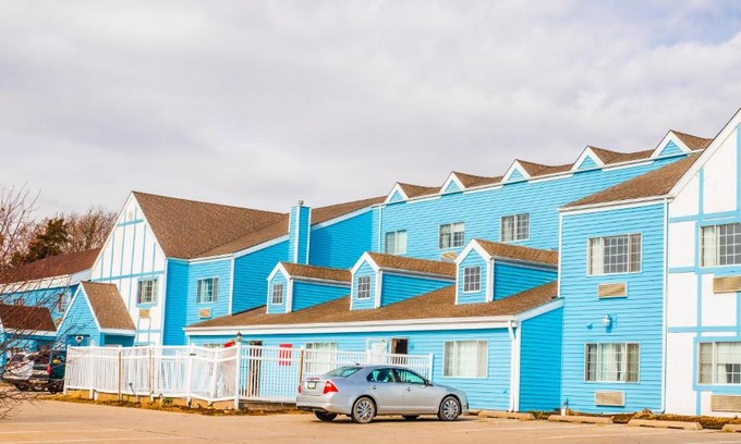 Williamsburg Hotel | Cozy House Inn & Suites By Marifah
