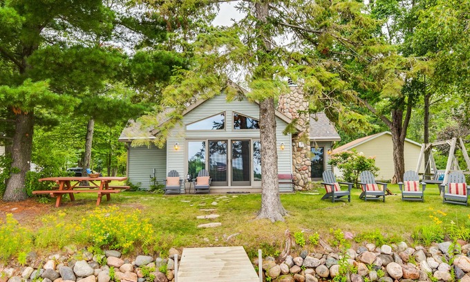 Hillman House | Cozy house just feet from the water. "Lake Life" 70 minutes from Maple Grove