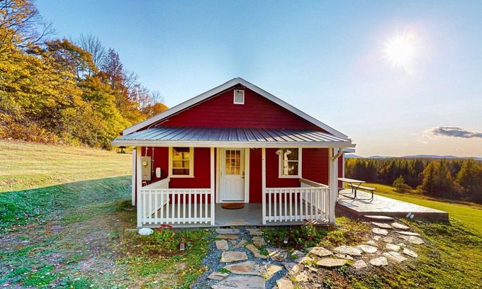 Barton House | Cozy house w/mountain views, large yard, firepit, wifi, jetted tub, TV, EV