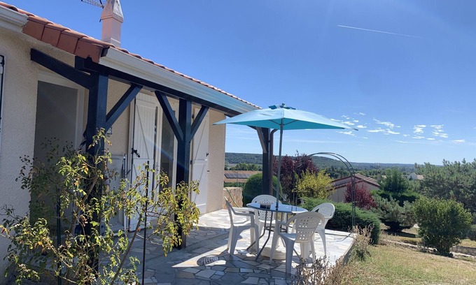 La Roche-Posay House | Cozy House with Garden near Thermes du Connétable - 2 BR, Fully Equipped, WiFi, Sleeps 4
