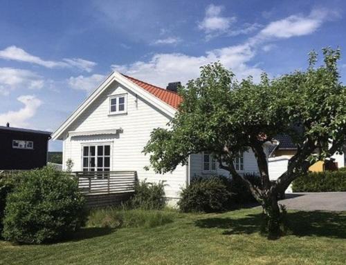 Tonsberg House | Cozy house with sea view at Husvik, 3 bedrooms