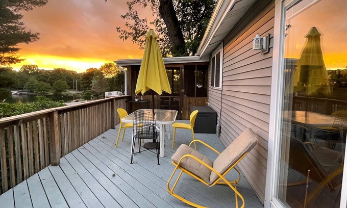 Copake Lake Cottage | Cozy Hudson Valley Lake Cottage :4 Kayaks + a Canoe, 400 acre Lake