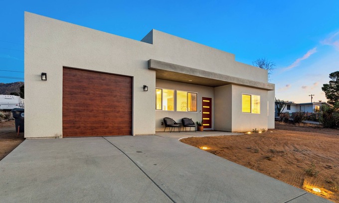 Joshua Tree House | COZY JOSHUA TREE HOME- 9 min to the park! with Hot Tub