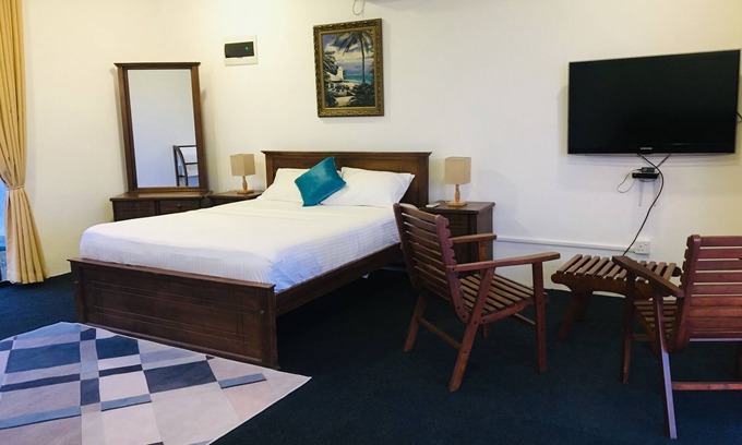 Moragolla Bed & Breakfast | Cozy king size room overlooking the majestic hills of Kandy.