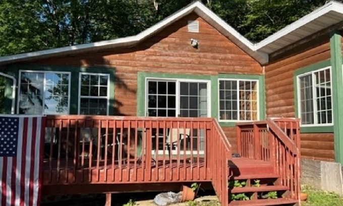Buffalo Cabin | Cozy lake cabin with your own private dock. Secluded lot close to the city!