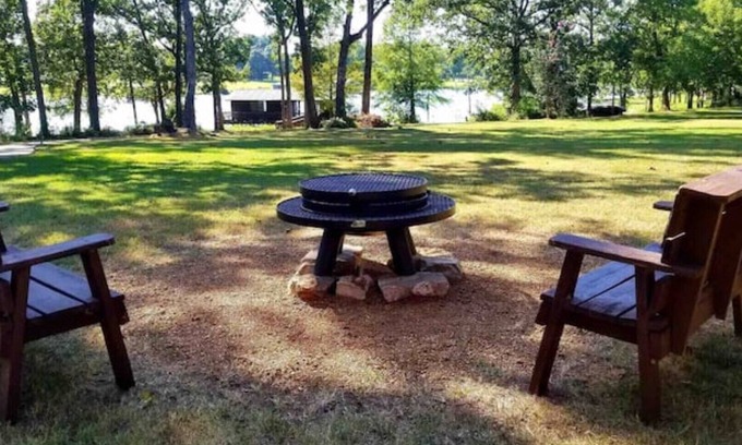 Alba House | Cozy Lake Fork Cabin~private boat ramp, open-air dock & lift, fire pit
