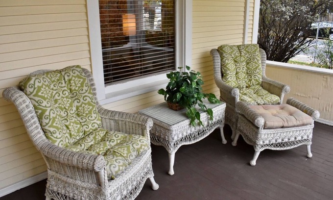 Southwest Minneapolis Apartment | Cozy Lake Harriet 2BR, great walking neighborhood yet min to downtown and MOA