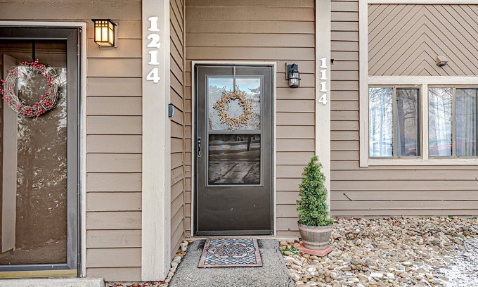 Hidden Valley Condo | Cozy, Lake View Condo in Hidden Valley with Ski Slope Access
