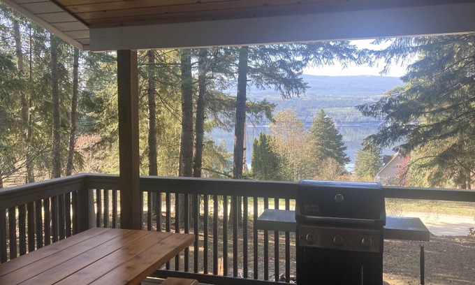 Anglemont House | Cozy Lake View Cottage - 2 minute walk to the beach!