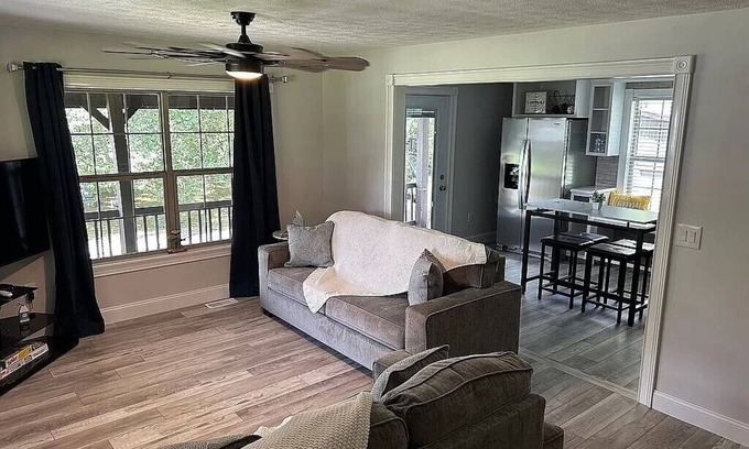 Byrdstown House | Cozy Lake View Cottage 2 minutes to Sunset Marina on Beautiful Dale Hollow Lake.