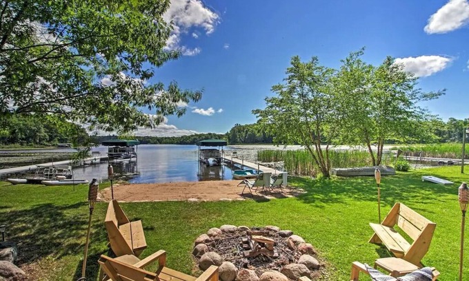 Deerwood Cabin | Cozy Lakefront Cabin w/Sandy Beach & Bunkhouse!