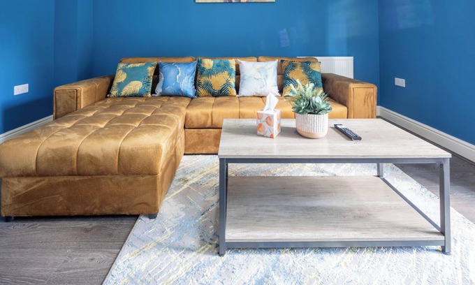 Gloucester House | Cozy Large 3 Bed Contractor Home with Free Parking and EV Charging